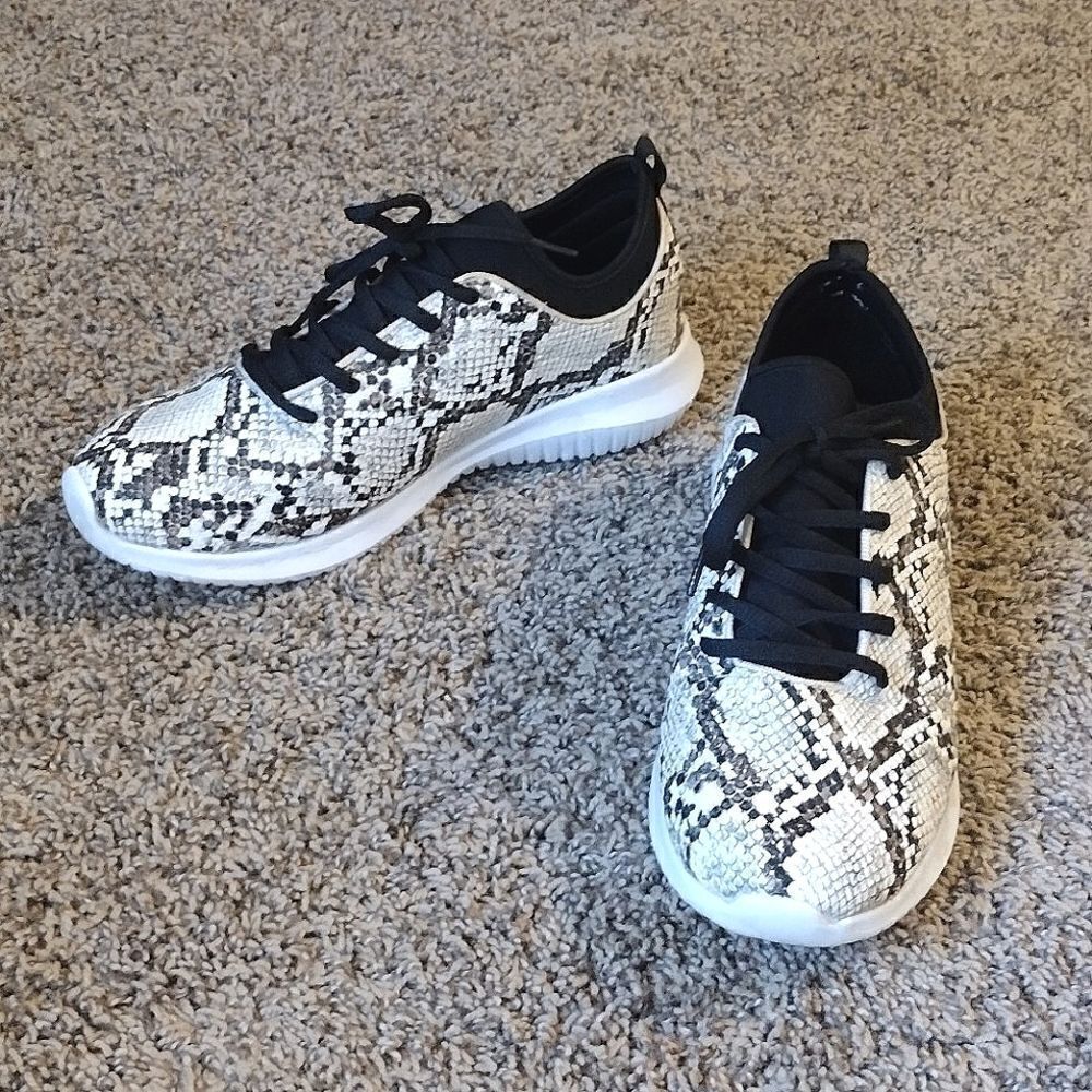 Mata Women's Size 8 Snakeskin Print Lace up Athletic or Fashion Sneakers